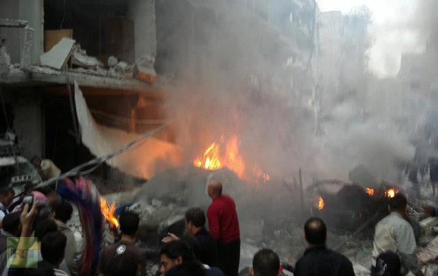 Hiện trường vụ nổ bom xe ở thủ đô Damascus hôm thứ Sáu (Ảnh: RT)
